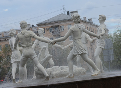 Sculpture of children dancing 
at the Volgograd train station.