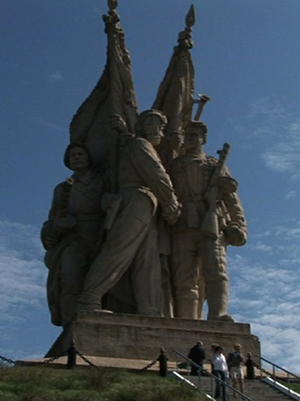 Photo of the monument, which stands 70-80 feet.